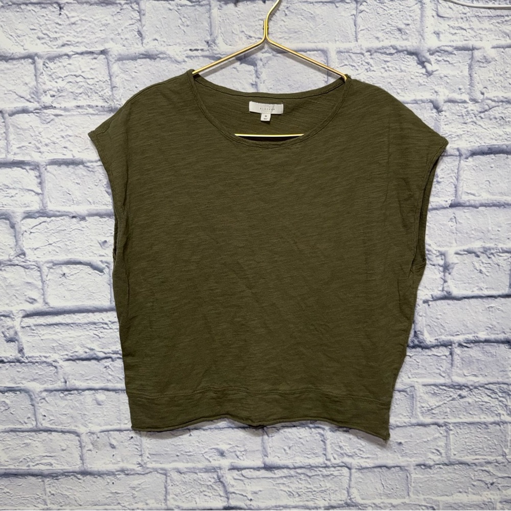 All row green cropped cap/sleeveless top shirt